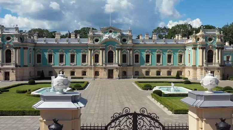 Маріїнський палац у Києві. Фасад палацу і ворота